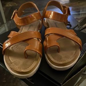 Womens sandals size 7 tan Atrevida with strap and buckle